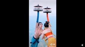 陸網紅景點「飛天之吻」　巨大天仙神像超驚悚（圖／翻攝自玩轉中國臉書）