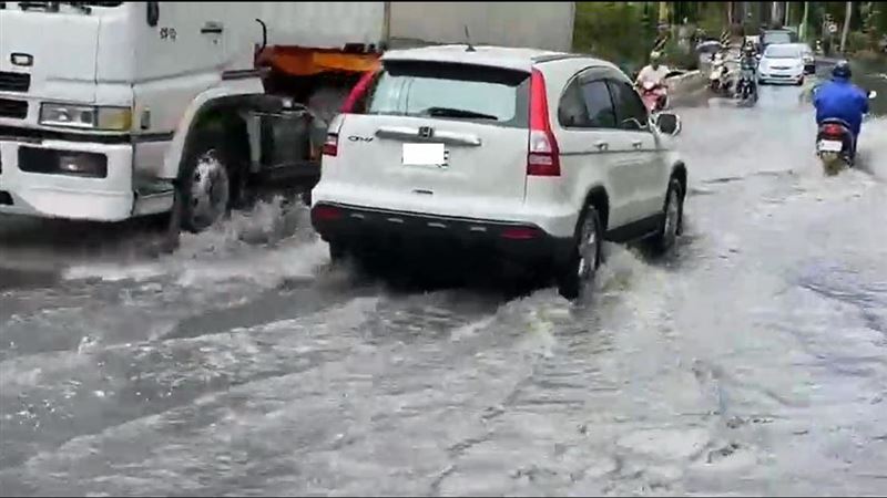 彰化雨彈狂炸！車輛涉水「陸上行舟」