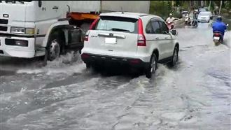 彰化雨彈狂炸！車輛涉水「陸上行舟」