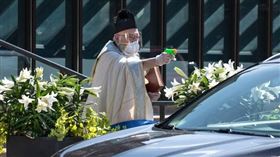 保持社交距離！牧師化身神槍手　用水槍噴聖水為信徒祈福
圖／翻攝自St. Ambrose Parish臉書
https://www.facebook.com/stambroseparish/posts/2573859956164663?__tn__=-R