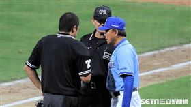 裁判與總教練洪一中討論判決。（圖／記者劉彥池攝影）