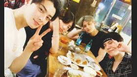 「97LINE」為南韓圈內帥哥偶像的聚會。（圖／翻攝自IG）