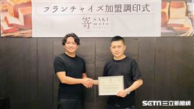 ▲曾柏憲（右）成功代理日本大阪SAKImoto Bakery嵜本高級生吐司，左為大阪SAKImoto Bakery嵜高級生吐司社長嵜本將光。（圖／業者提供）
