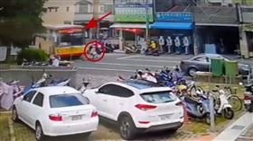 過馬路,車禍,輾斃,大客車,高雄,阿蓮區,看病,衛生所（圖／翻攝畫面）