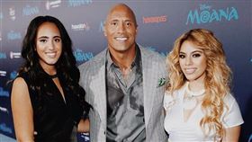 ▼▲（圖／翻攝自IG）

現年48歲的好萊塢演員巨石強森（Dwayne Johnson）過去曾是知名美國職業摔角手，靠著強大的肌肉與外型創造出「鐵漢」的形象。沒想到近日有驚喜消息，他與前妻所生的18歲女兒西蒙尼亞歷山德拉約翰遜（Simone Alexandra Johnson）也宣布將跟隨爸爸腳步，與WWE簽約，進軍摔角界．也成為最年輕的簽約選手。