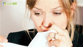 名家專用／NOW健康／李宏信表示，許多人只要流鼻涕或鼻塞時，就會下意識地想要吸鼻子，造成鼻涕卡在裡面無法排出。(勿用)