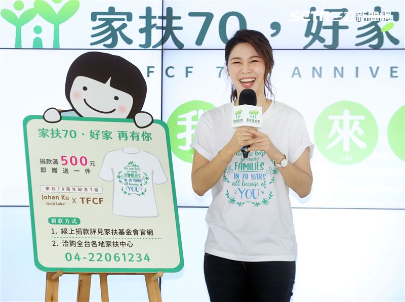 愛心大使白家綺手繪小卡許貧童「衣」個幸福家。（記者邱榮吉/攝影）