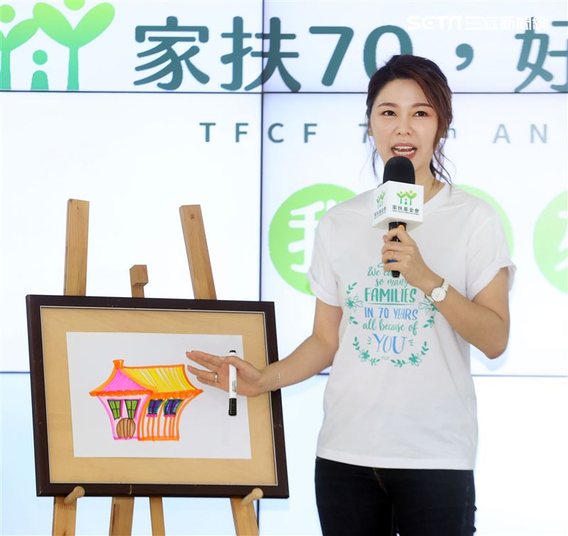 愛心大使白家綺手繪小卡許貧童「衣」個幸福家。（記者邱榮吉/攝影）