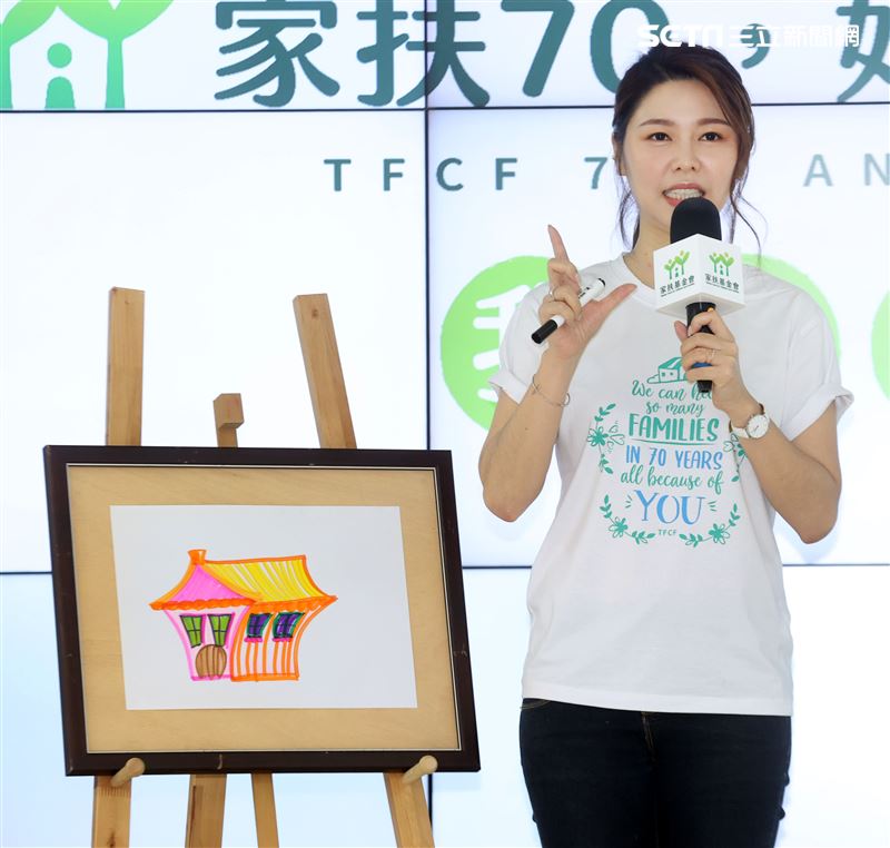 愛心大使白家綺手繪小卡許貧童「衣」個幸福家。（記者邱榮吉/攝影）