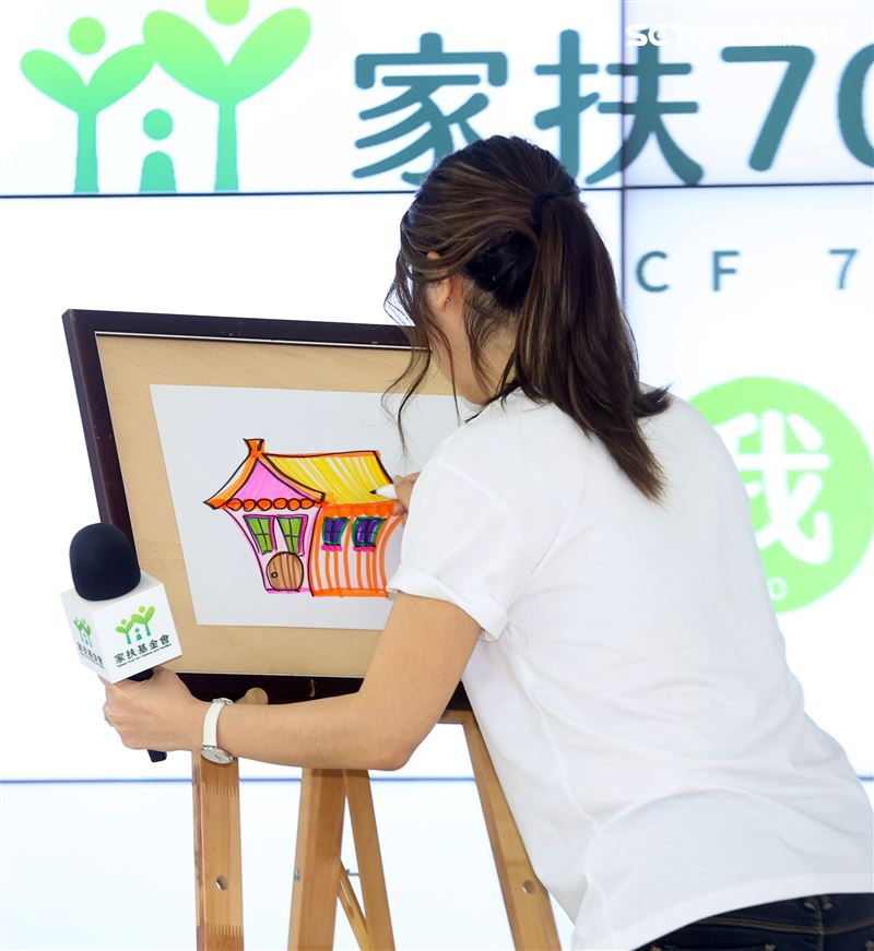 愛心大使白家綺手繪小卡許貧童「衣」個幸福家。（記者邱榮吉/攝影）