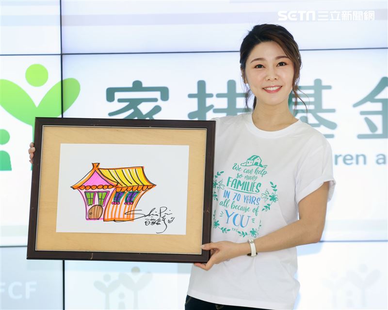 愛心大使白家綺手繪小卡許貧童「衣」個幸福家。（記者邱榮吉/攝影）