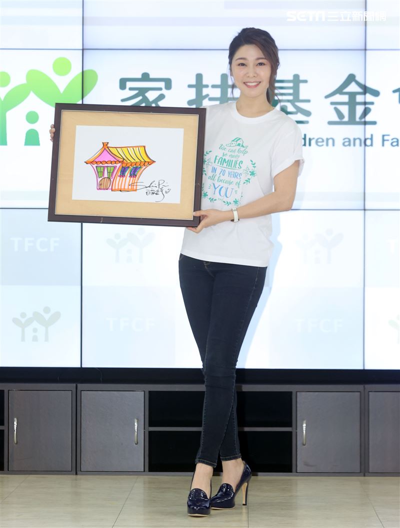 愛心大使白家綺手繪小卡許貧童「衣」個幸福家。（記者邱榮吉/攝影）