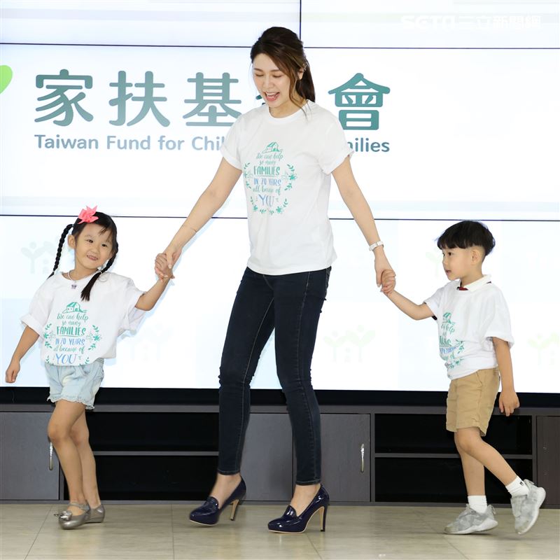 愛心大使白家綺手繪小卡許貧童「衣」個幸福家。（記者邱榮吉/攝影）