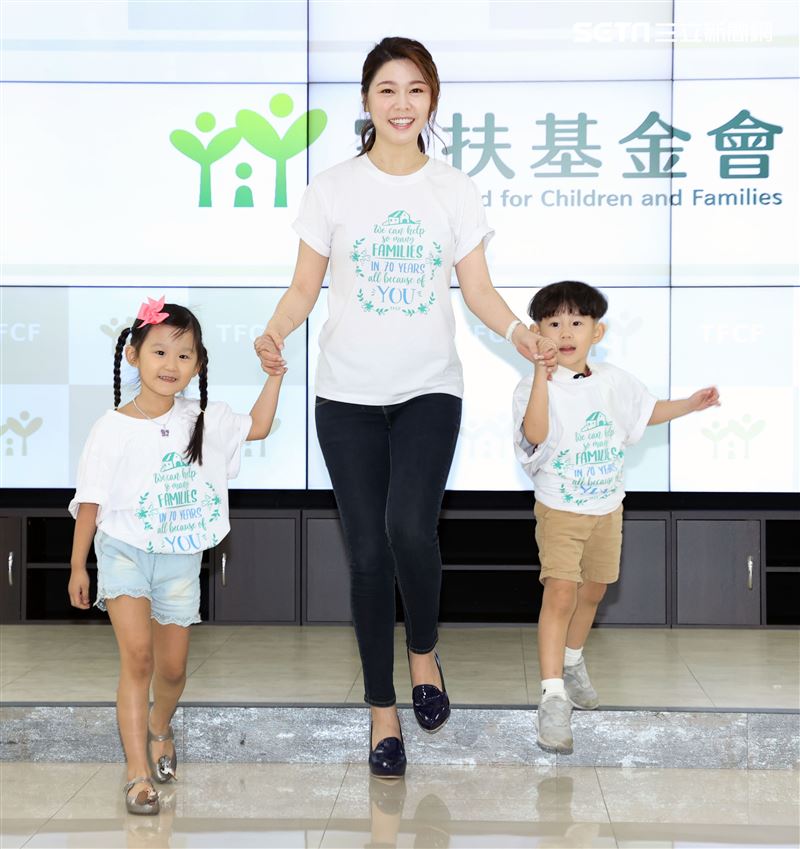 愛心大使白家綺手繪小卡許貧童「衣」個幸福家。（記者邱榮吉/攝影）