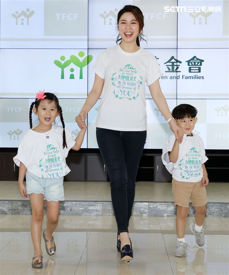 愛心大使白家綺手繪小卡許貧童「衣」個幸福家。（記者邱榮吉/攝影）