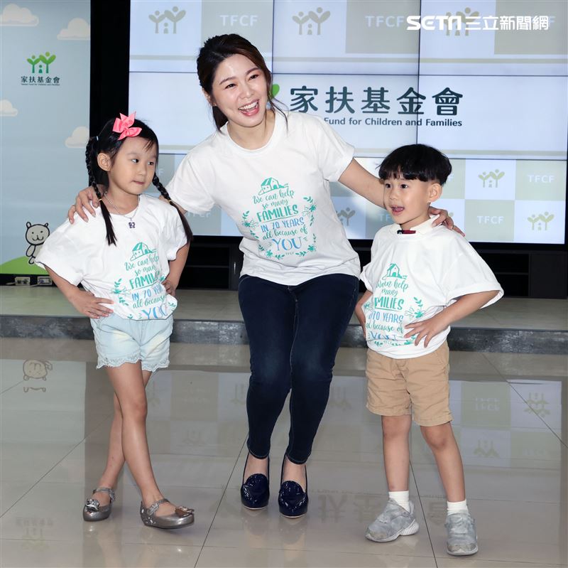 愛心大使白家綺手繪小卡許貧童「衣」個幸福家。（記者邱榮吉/攝影）