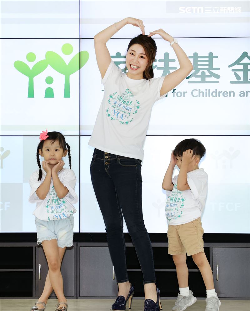 愛心大使白家綺手繪小卡許貧童「衣」個幸福家。（記者邱榮吉/攝影）