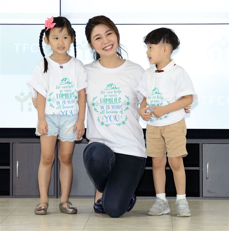 愛心大使白家綺手繪小卡許貧童「衣」個幸福家。（記者邱榮吉/攝影）