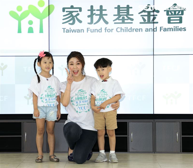 愛心大使白家綺手繪小卡許貧童「衣」個幸福家。（記者邱榮吉/攝影）