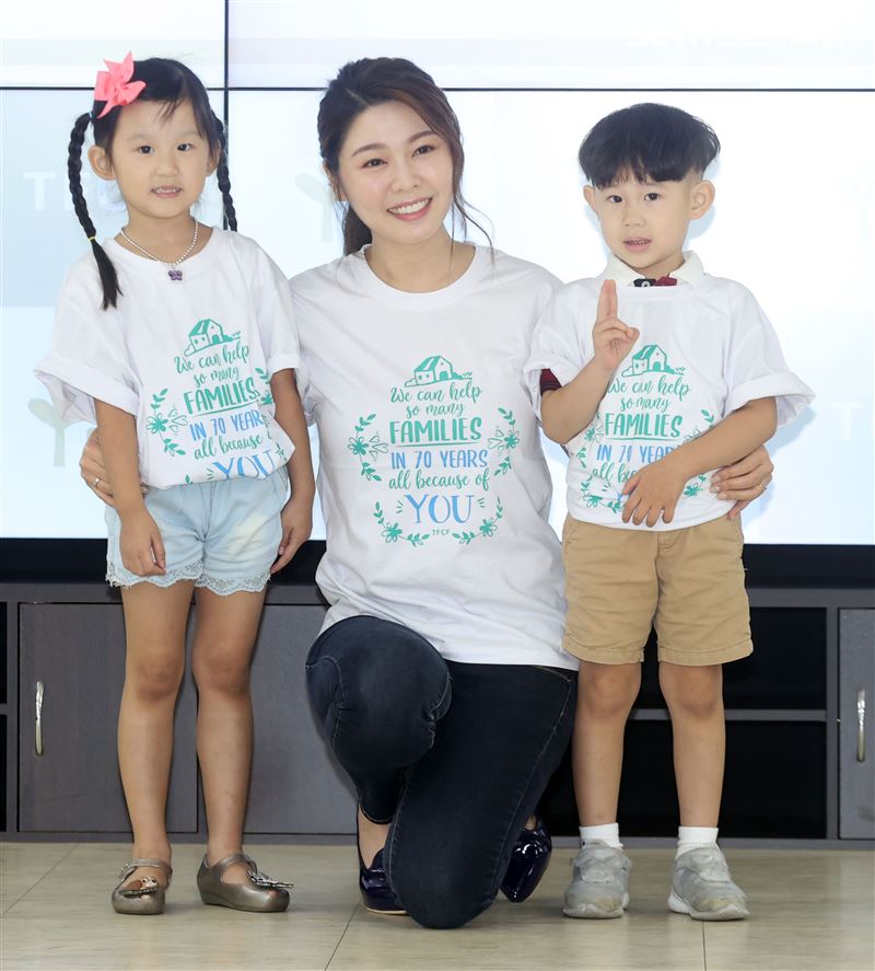 愛心大使白家綺手繪小卡許貧童「衣」個幸福家。（記者邱榮吉/攝影）