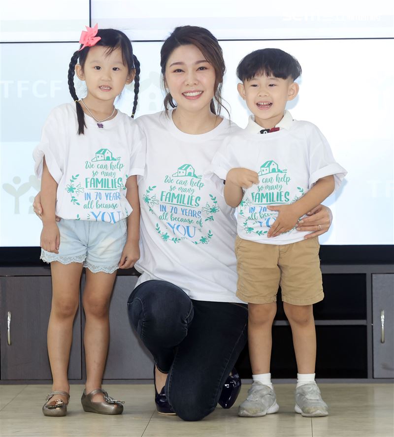 愛心大使白家綺手繪小卡許貧童「衣」個幸福家。（記者邱榮吉/攝影）