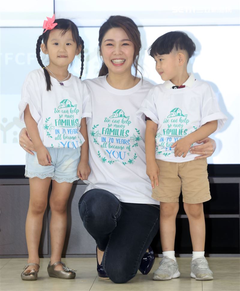 愛心大使白家綺手繪小卡許貧童「衣」個幸福家。（記者邱榮吉/攝影）