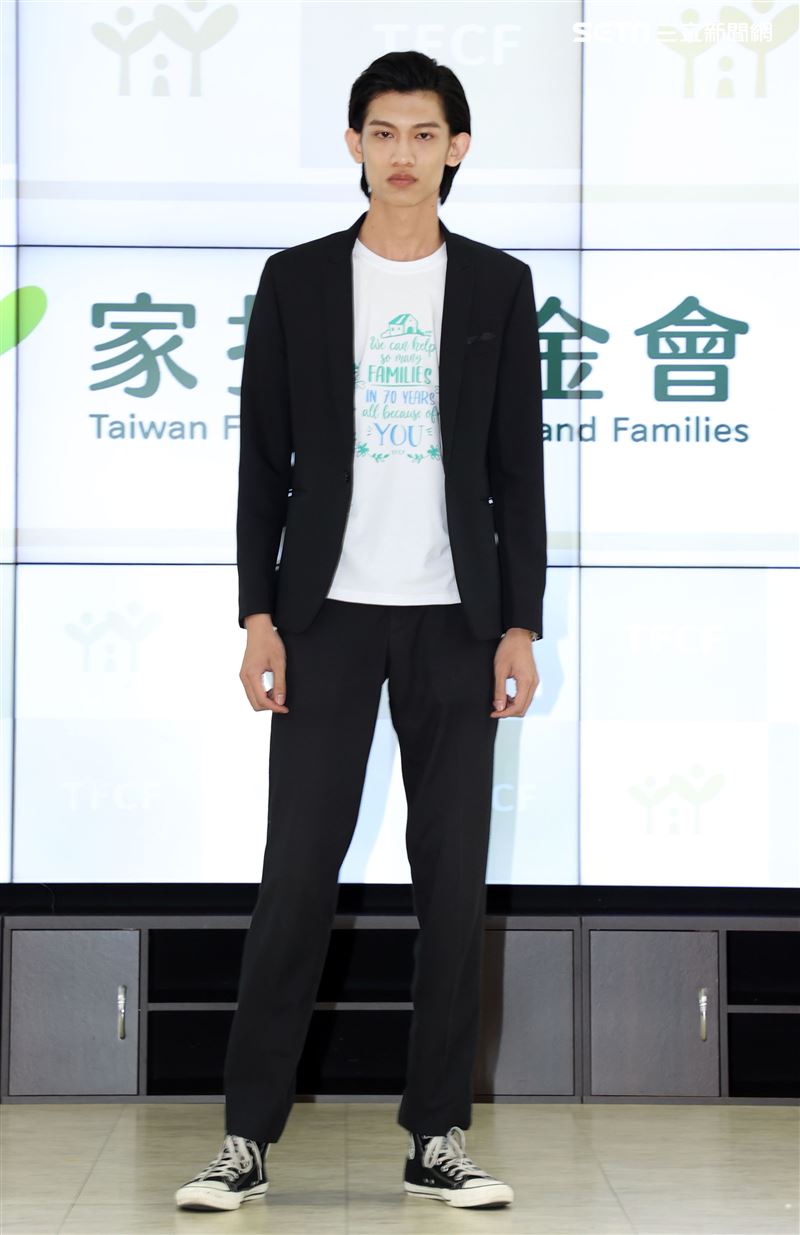 家扶兒時裝走秀模特兒黃威軒把國際舞台搬回「家」。（記者邱榮吉/攝影）