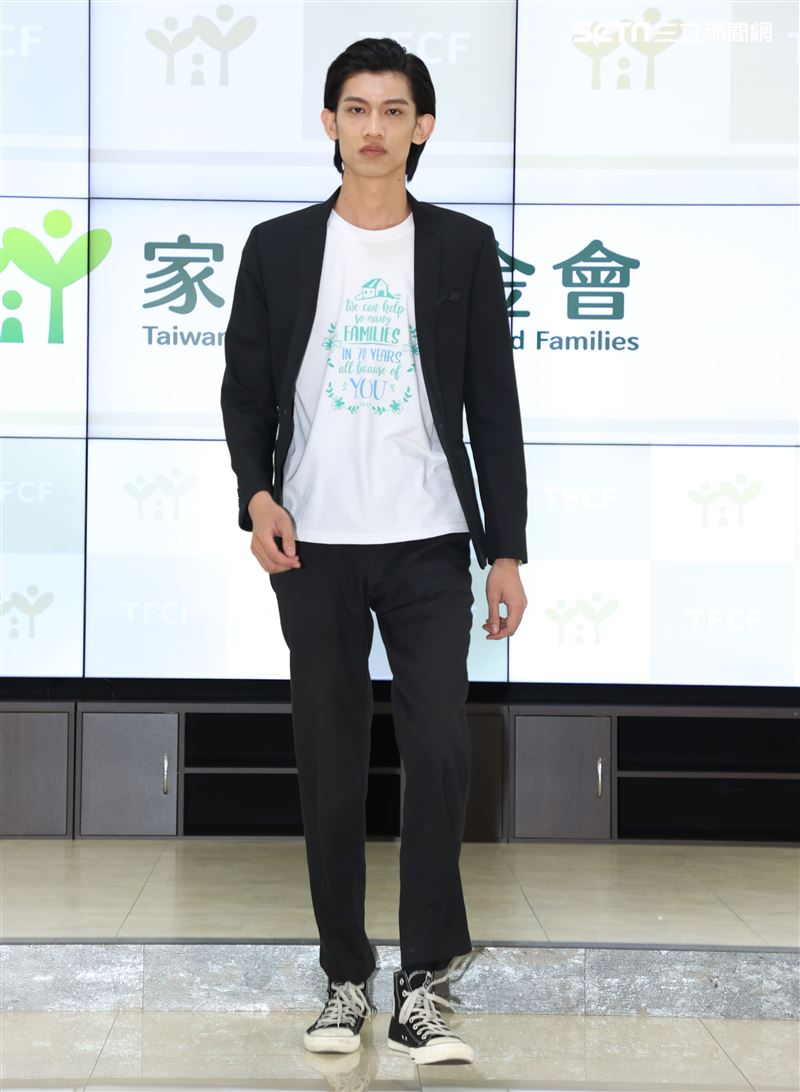 家扶兒時裝走秀模特兒黃威軒把國際舞台搬回「家」。（記者邱榮吉/攝影）
