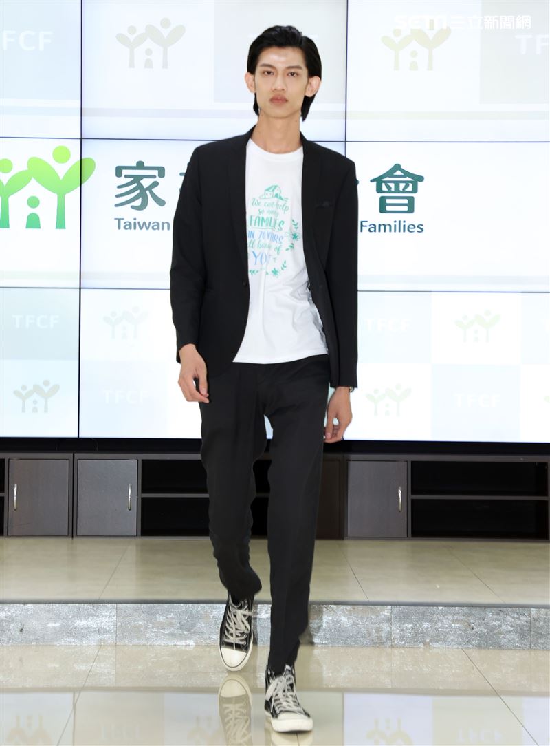 家扶兒時裝走秀模特兒黃威軒把國際舞台搬回「家」。（記者邱榮吉/攝影）