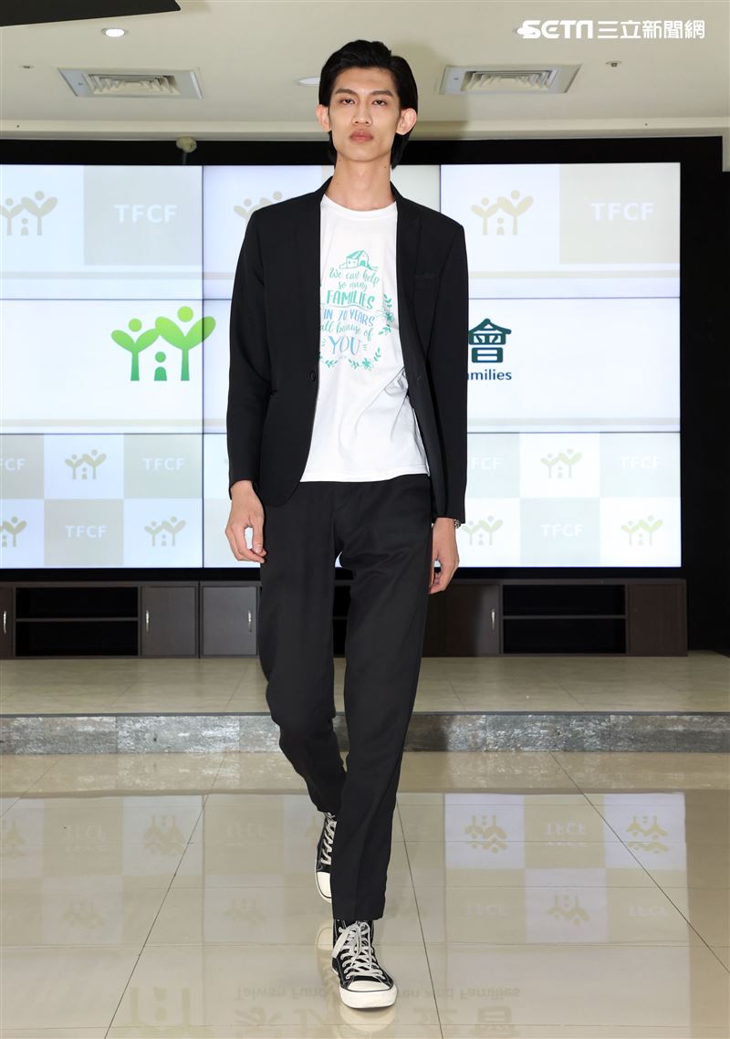 家扶兒時裝走秀模特兒黃威軒把國際舞台搬回「家」。（記者邱榮吉/攝影）