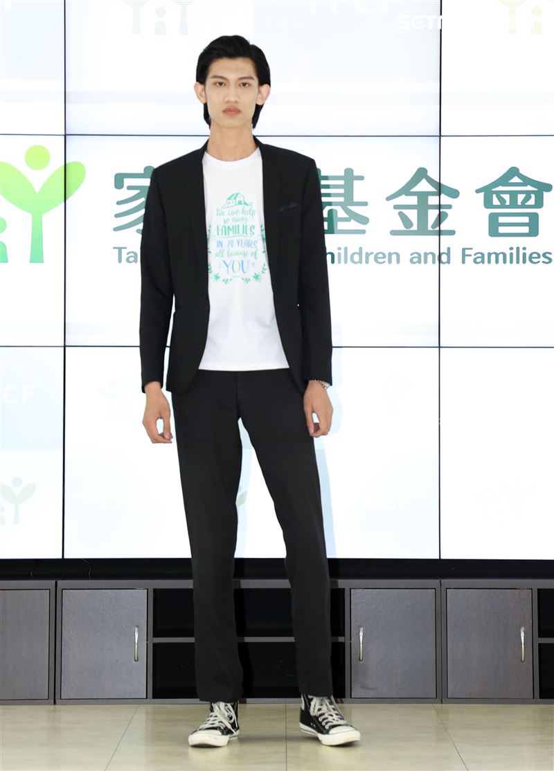 家扶兒時裝走秀模特兒黃威軒把國際舞台搬回「家」。（記者邱榮吉/攝影）