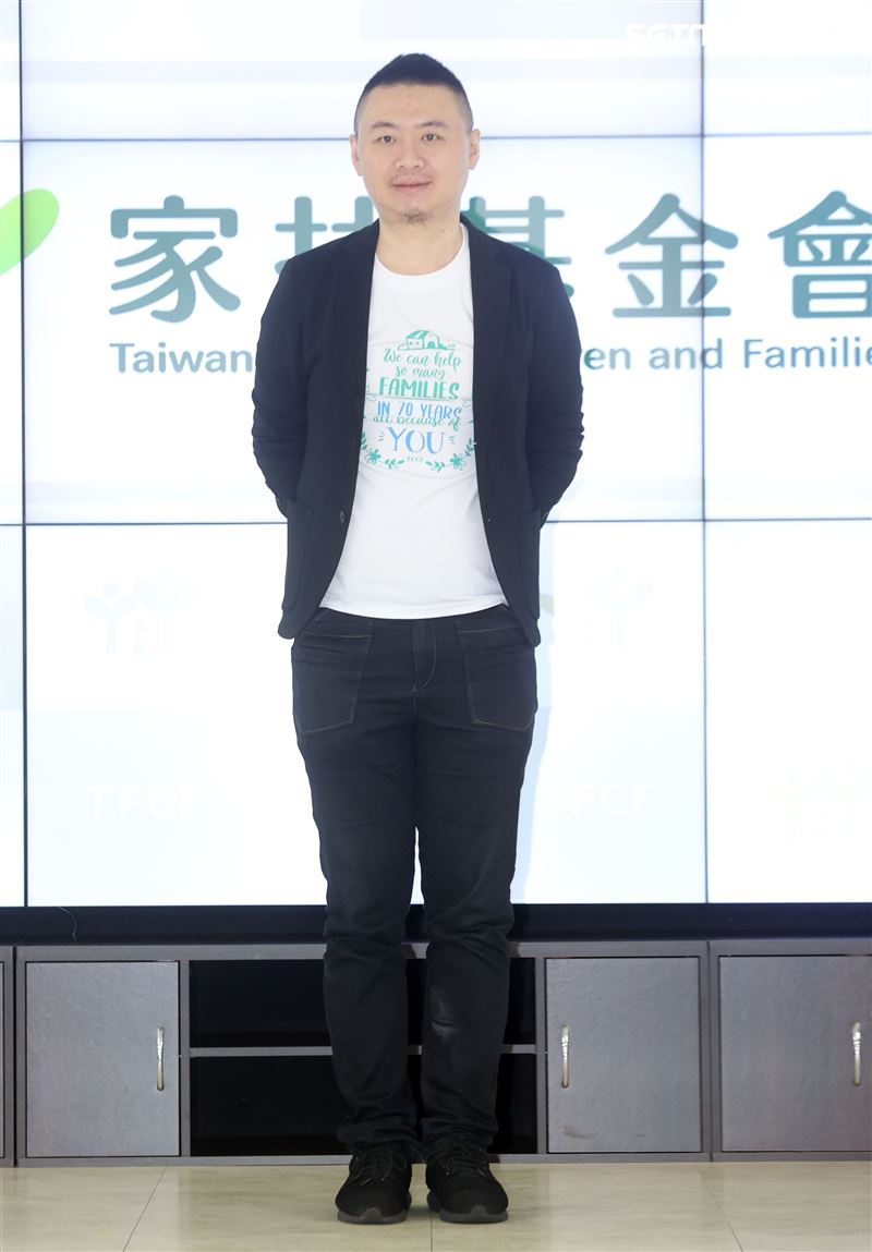 家扶兒服裝設計師古右文用藝術秀出公益。（記者邱榮吉/攝影）