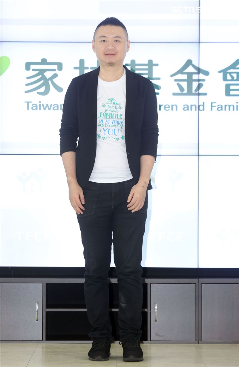 家扶兒服裝設計師古右文用藝術秀出公益。（記者邱榮吉/攝影）