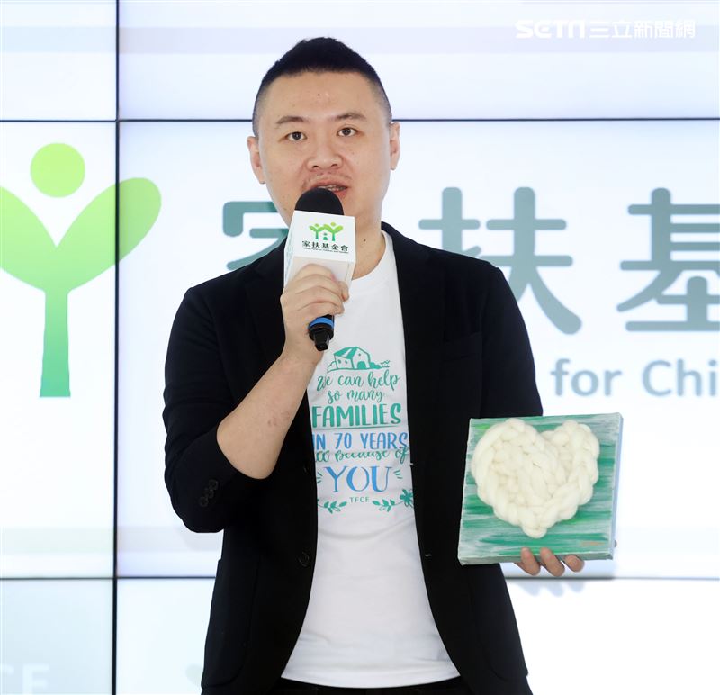 家扶兒服裝設計師古右文用藝術秀出公益。（記者邱榮吉/攝影）