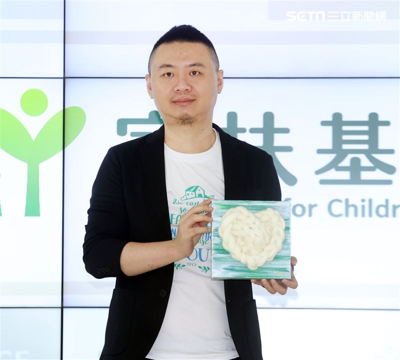 家扶兒服裝設計師古右文用藝術秀出公益。（記者邱榮吉/攝影）