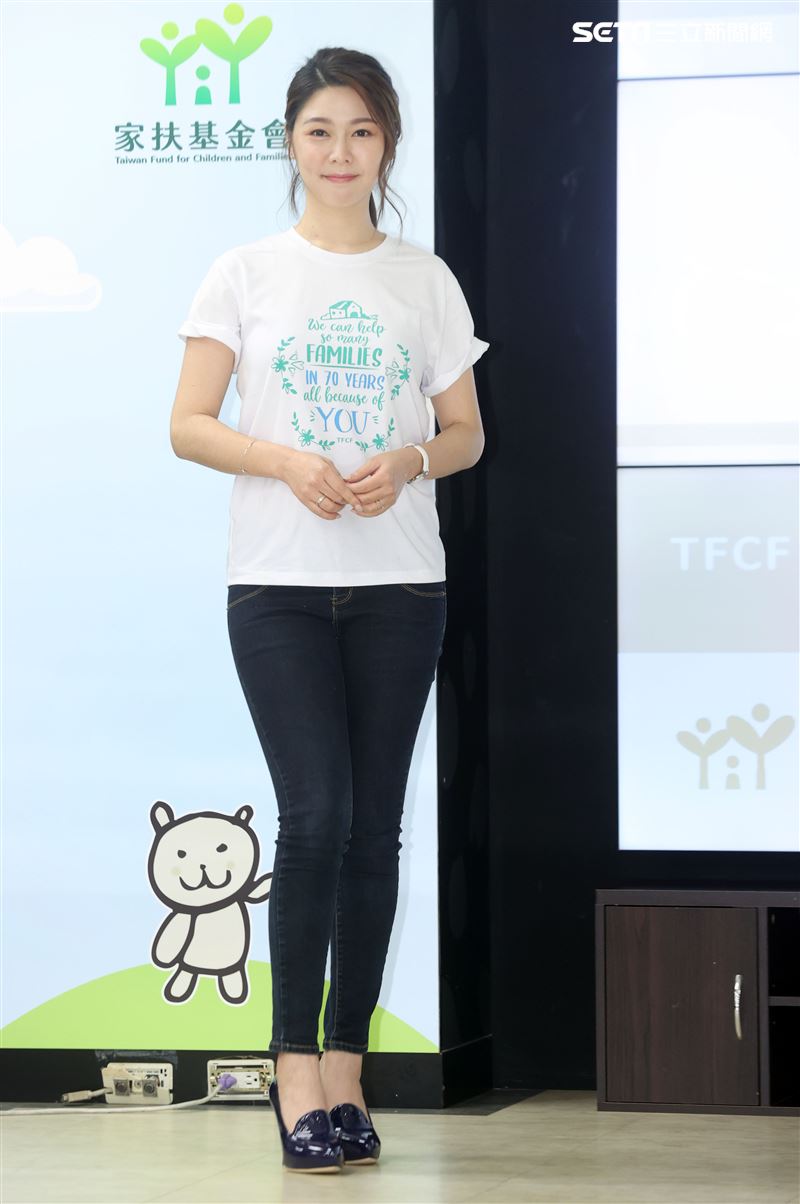 愛心大使白家綺手繪小卡許貧童「衣」個幸福家。（記者邱榮吉/攝影）