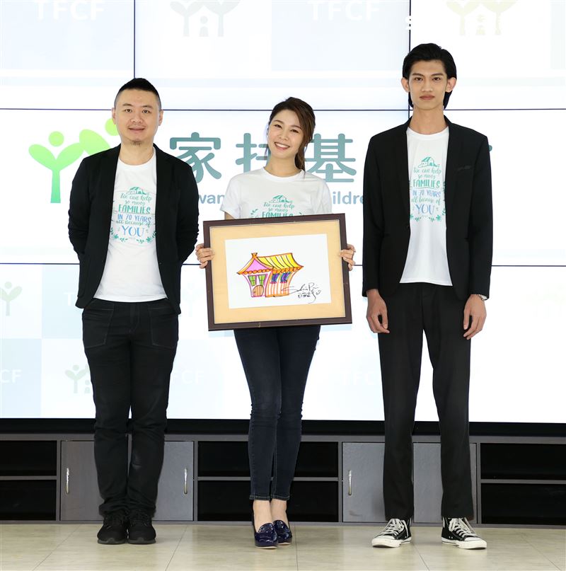 愛心大使白家綺、服裝設計師古右文、時裝走秀模特兒黃威軒，出席「家扶70、好家再有你」。（記者邱榮吉/攝影）