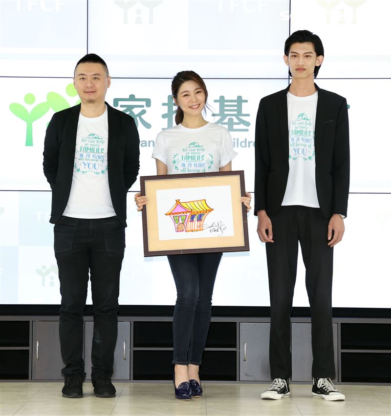 愛心大使白家綺、服裝設計師古右文、時裝走秀模特兒黃威軒，出席「家扶70、好家再有你」。（記者邱榮吉/攝影）