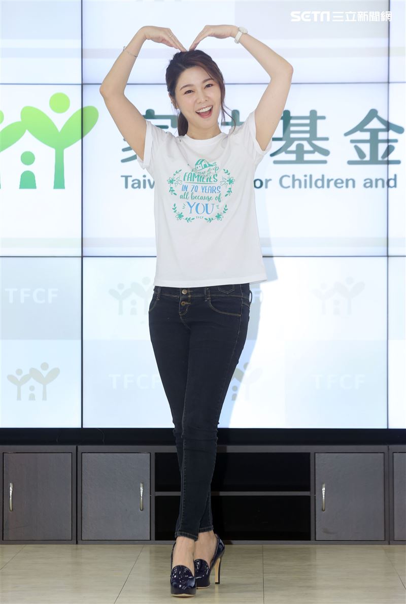 愛心大使白家綺手繪小卡許貧童「衣」個幸福家。（記者邱榮吉/攝影）