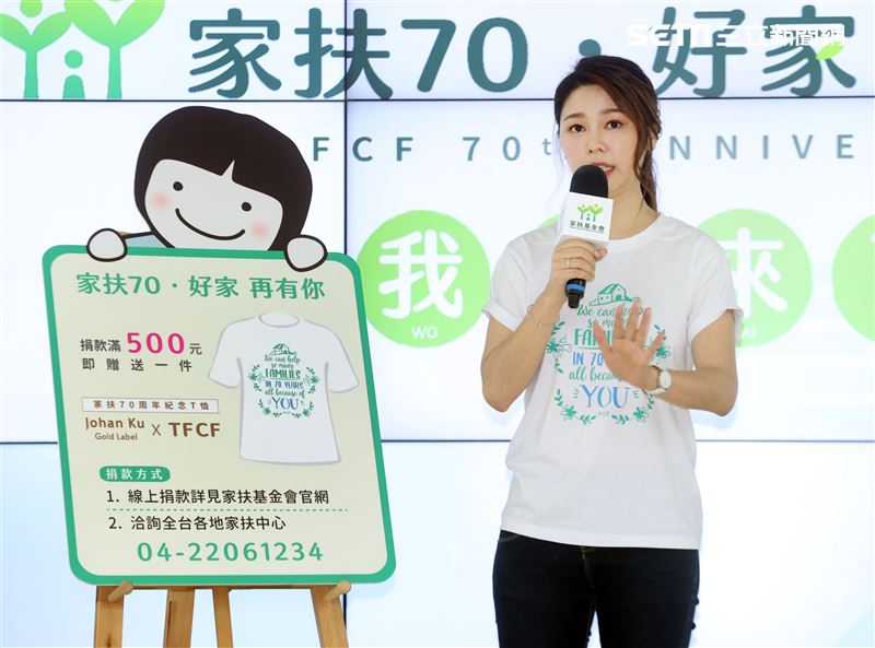 愛心大使白家綺手繪小卡許貧童「衣」個幸福家。（記者邱榮吉/攝影）