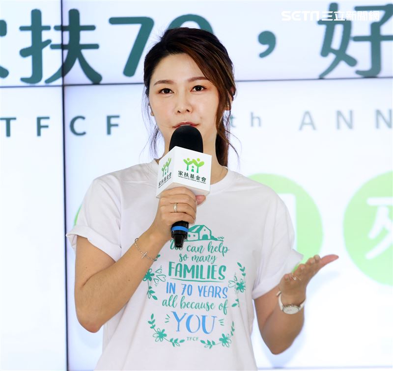 愛心大使白家綺手繪小卡許貧童「衣」個幸福家。（記者邱榮吉/攝影）