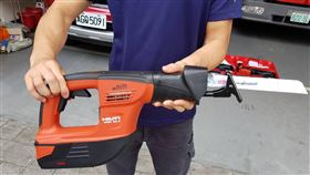 消防人員實際拿起軍刀鋸，直呼好輕又好用。（圖／翻攝畫面）