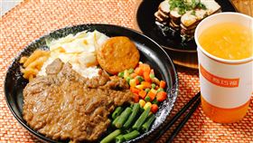 紅燒牛肉麵，滷排骨，三商巧福提供