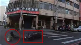 自摔,轉彎,T字路口,彰化,鹿港,攤販(圖／翻攝畫面)
