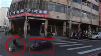 騎士過彎自摔秒起身　網友：真男人