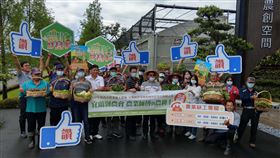 宜蘭招募農業師傅　上工22日最高可領5.2萬宜蘭縣農會辦理「改善農業缺工措施－宜蘭縣農業耕新團暨農業技術團計畫」，18日舉行招募記者會，縣農會表示，農業師傅若每月上工22日，最多可領新台幣5萬2800元。（宜蘭縣政府提供）中央社記者王朝鈺傳真　109年5月18日