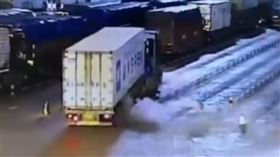 貨櫃車,海南海口,爆炸,爆胎,衝擊波,氣體噴飛(翻攝梨視頻)