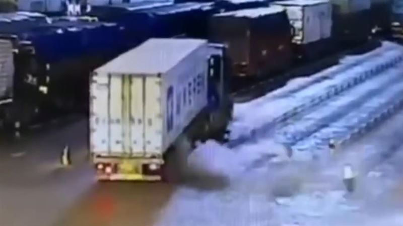 貨車拐彎突爆胎　衝擊波瞬間擊飛路人