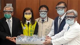 黃偉哲見證廠商捐贈護目鏡給醫界台南市長黃偉哲（中）18日上午到仁德區，出席廠商捐贈高階護目鏡給醫界儀式。中央社記者楊思瑞攝　109年5月18日
