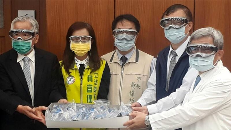 企業捐高階護目鏡　盼助台南醫護保障
